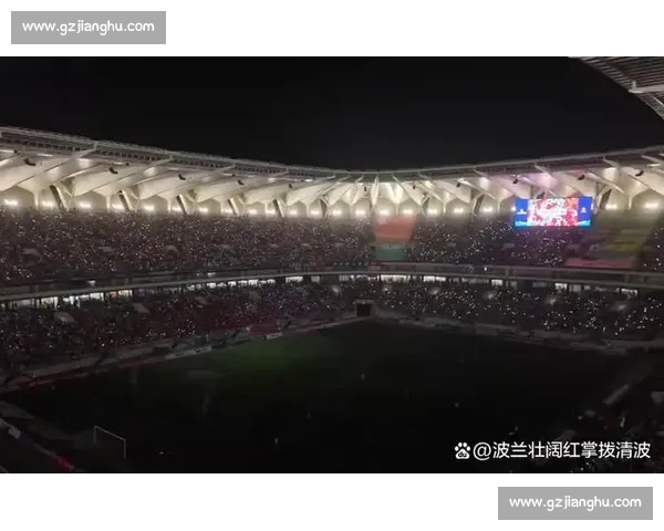 扔掉小马扎！跨省球迷夜奔 300 公里 “潜入” 苏超现场