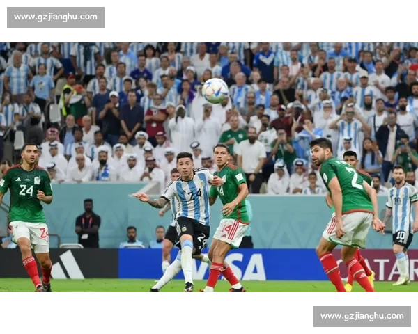 梅西读秒吊射击中横梁 詹俊盛赞：这就是超能力！